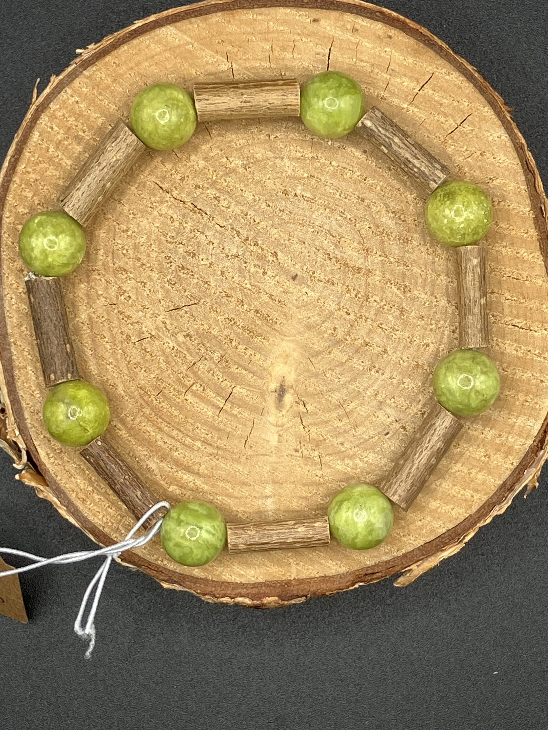 Bracelet en Noisetier, Opale verte pistache 10mm